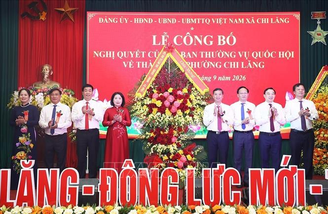 Các đồng chí lãnh đạo tỉnh Bắc Ninh tặng hoa chúc mừng. Ảnh: Thanh Thương- TTXVN