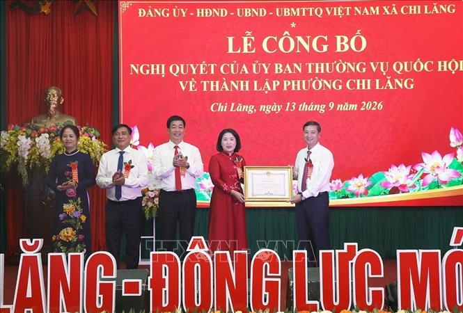 Ông Nguyễn Việt Oanh, Chủ tịch HĐND tỉnh Bắc Ninh trao Bằng khen cho Đảng bộ, chính quyền và Nhân dân xã Chi Lăng. Ảnh: Thanh Thương- TTXVN