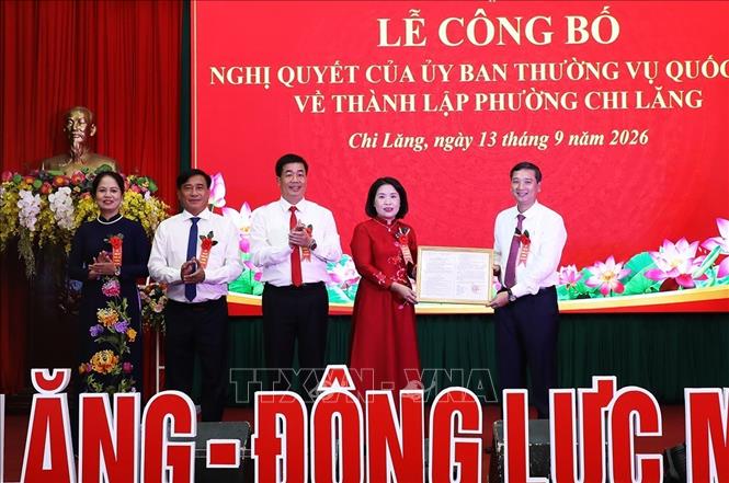 Chủ tịch HĐND tỉnh Bắc Ninh Nguyễn Việt Oanh trao Quyết định của Ban Thường vụ Quốc hội thành lập phường Chi Lăng. Ảnh: Thanh Thương- TTXVN