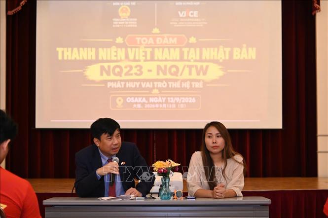 Tổng lãnh sự Việt Nam tại Osaka Nguyễn Trường Sơn và đại diện VJCE chủ trì buổi tọa đàm về Nghị quyết 23. Ảnh: Nguyễn Tuyến - Pv TTXVN tại Nhật Bản
