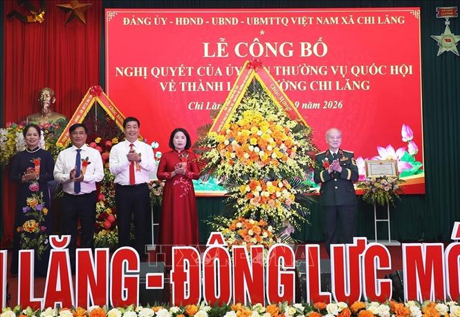 Đại tướng Phạm Văn Trà, nguyên Ủy viên Bộ Chính trị, nguyên Bộ trưởng Bộ Quốc phòng (ngoài cùng bên phải) tặng hoa chúc mừng. Ảnh: Thanh Thương- TTXVN