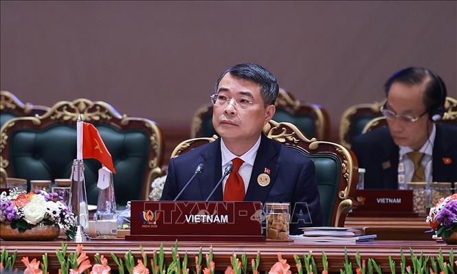 Prime Minister Le Minh Hung delivers a speech at the session on “Resilience, Innovation, Cooperation and Sustainable Development: Shaping the Future of Inclusive Global Growth.” VNA Photo: Dương Giang
