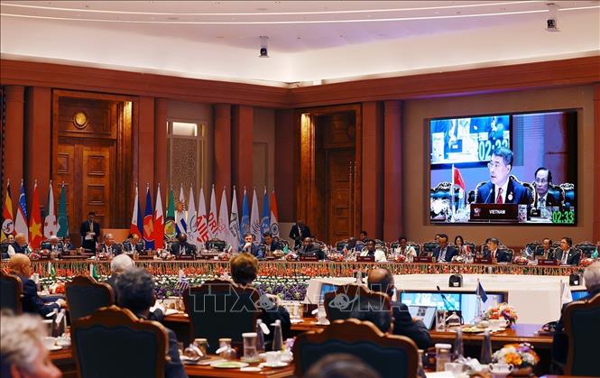 Prime Minister Le Minh Hung delivers a speech at the session on “Resilience, Innovation, Cooperation and Sustainable Development: Shaping the Future of Inclusive Global Growth.” VNA Photo: Dương Giang