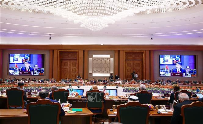 Prime Minister Le Minh Hung delivers a speech at the session on “Resilience, Innovation, Cooperation and Sustainable Development: Shaping the Future of Inclusive Global Growth.” VNA Photo: Dương Giang