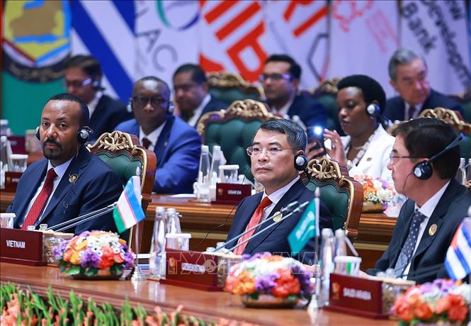 Prime Minister Le Minh Hung delivers a speech at the session on “Resilience, Innovation, Cooperation and Sustainable Development: Shaping the Future of Inclusive Global Growth.” VNA Photo: Dương Giang