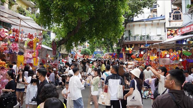 Không gian Chợ Trung thu trên phố Hàng Mã trở thành điểm đến thu hút đông đảo người dân và du khách dịp cuối tuần. Ảnh: Nguyên Hiếu - TTXVN