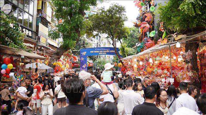 Phố Hàng Mã nhộn nhịp người dân và du khách đến tham quan, mua sắm, trải nghiệm không khí Trung thu. Ảnh: Nguyên Hiếu - TTXVN