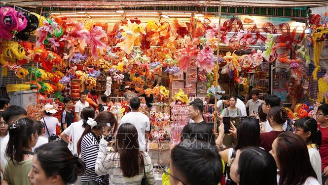 Các gian hàng Trung thu với nhiều sản phẩm, đồ chơi đa dạng thu hút người dân, du khách tham quan, mua sắm. Ảnh: Nguyên Hiếu - TTXVN
