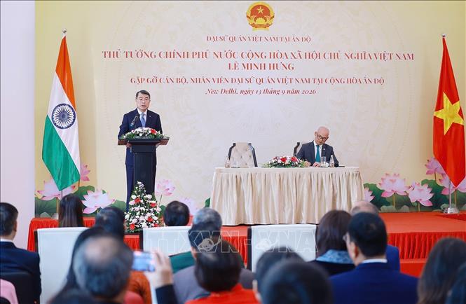 Thủ tướng Lê Minh Hưng phát biểu tại buổi gặp cán bộ, nhân viên Đại sứ quán Việt Nam tại Ấn Độ. Ảnh: Dương Giang – TTXVN