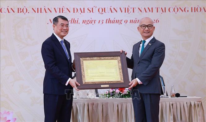 Thủ tướng Lê Minh Hưng tặng quà cho Đại sứ quán Việt Nam tại Ấn Độ. Ảnh: Dương Giang – TTXVN