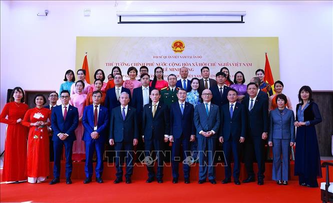 Thủ tướng Lê Minh Hưng với cán bộ, nhân viên Đại sứ quán Việt Nam tại Ấn Độ. Ảnh: Dương Giang – TTXVN