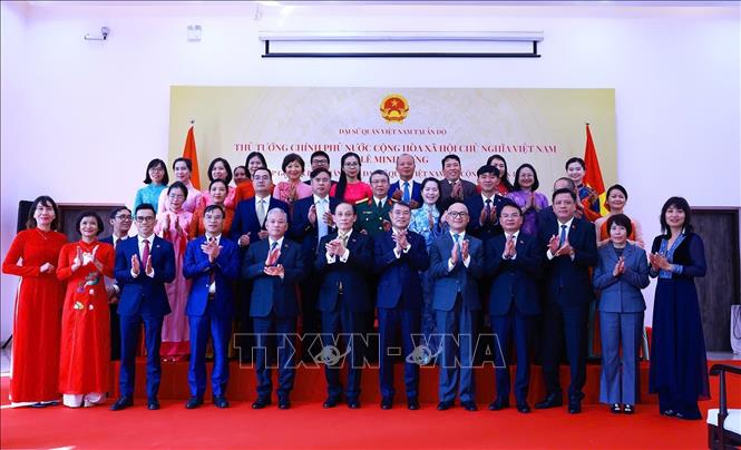 Thủ tướng Lê Minh Hưng với cán bộ, nhân viên Đại sứ quán Việt Nam tại Ấn Độ. Ảnh: Dương Giang – TTXVN