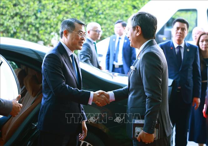 Quan chức cấp cao Ấn Độ tiễn Thủ tướng Lê Minh Hưng kết thúc chuyến tham dự Hội nghị thượng đỉnh BRICS lần thứ 18 và làm việc song phương tại Ấn Độ. Ảnh: Dương Giang – TTXVN