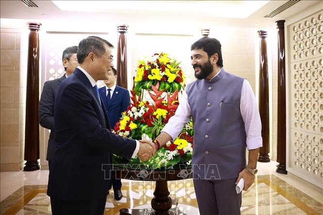 Quan chức cấp cao Ấn Độ tiễn Thủ tướng Lê Minh Hưng kết thúc chuyến tham dự Hội nghị thượng đỉnh BRICS lần thứ 18 và làm việc song phương tại Ấn Độ. Ảnh: Dương Giang – TTXVN