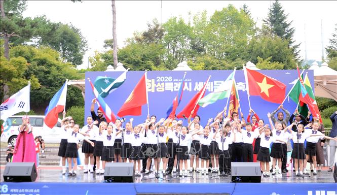 Đội thiếu nhi Hwaseong biểu diễn tiết mục văn nghệ với chủ đề “Âm thanh của thế giới, chung một tiếng nói”. Ảnh: Trường Giang - Pv TTXVN tại Hàn Quốc