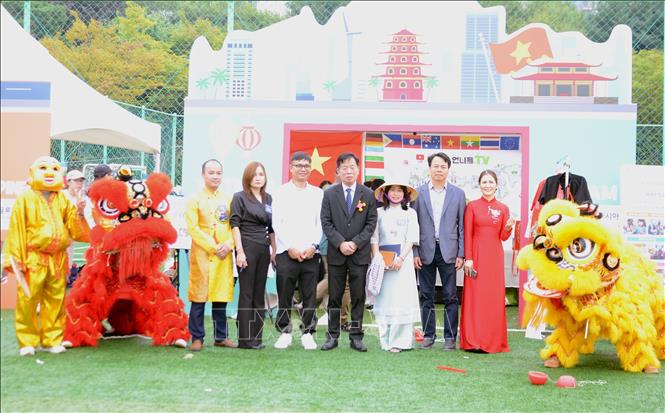 Đại sứ Vũ Hồ chụp ảnh lưu niệm cùng đại diện cộng đồng, đoàn nghệ thuật Việt Nam tại Hwaseong. Ảnh: Trường Giang - Pv TTXVN tại Hàn Quốc
