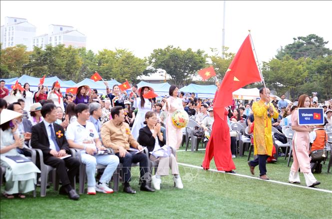 Đoàn đại diện cộng đồng người Việt tại Hwaseong tham dự lễ hội. Ảnh: Trường Giang - Pv TTXVN tại Hàn Quốc
