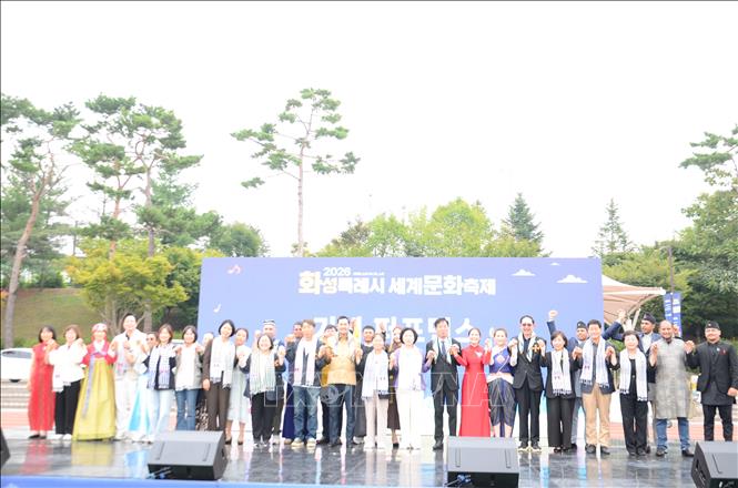Đại sứ Vũ Hồ cùng lãnh đạo, nghị sĩ thành phố Hwaseong và đại diện ngoại giao các nước tham gia Lễ hội. Ảnh: Trường Giang - Pv TTXVN tại Hàn Quốc