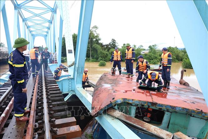 Do mực nước sông đang cao, dòng chảy xiết, các xà lan có kích thước, khối lượng lớn nên công tác cứu hộ, xử lý sự cố gặp nhiều khó khăn và tiềm ẩn nguy hiểm. Ảnh: TTXVN phát