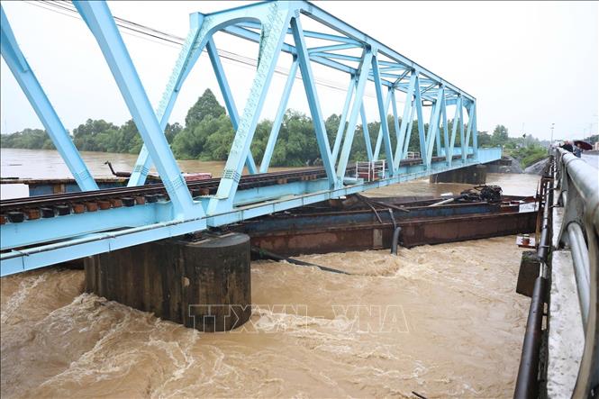 Hiện công tác khắc phục vẫn đang được gấp rút triển khai nhằm bảo đảm an toàn cho các công trình giao thông và sự an toàn của nhân dân trong khu vực. Ảnh: TTXVN phát