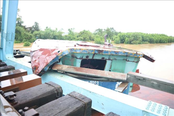 Xà lan mắc kẹt vào cầu đường sắt Mỹ Chánh. Ảnh: TTXVN phát