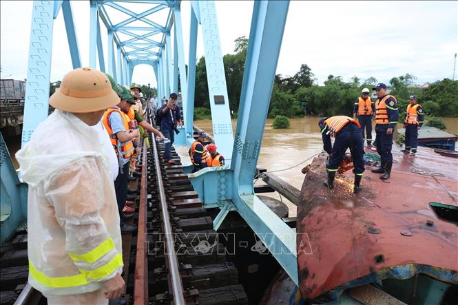 Hiện công tác giải cứu vẫn đang được các lực lượng chức năng tập trung triển khai. Ảnh: TTXVN phát