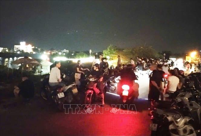 Đông đảo người dân quan tâm theo dõi công tác tìm kiếm Thiếu tá Trần Văn Tùng và công dân Đ.V. L. Ảnh: Nguyễn Công Hải - TTXVN
