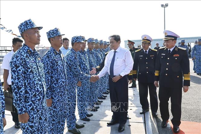 President of the National Assembly Tran Thanh Man visits the Vietnam People's Navy and inspected Submarine Brigade 189 at Cam Ranh Military Base in Khanh Hoa province on September 13. VNA Photo: Doãn Tấn