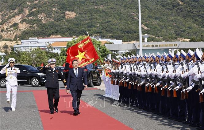 President of the National Assembly Tran Thanh Man visits the Vietnam People's Navy and inspected Submarine Brigade 189 at Cam Ranh Military Base in Khanh Hoa province on September 13. VNA Photo: Doãn Tấn