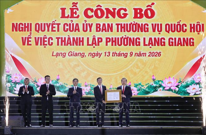 Công bố và trao Nghị quyết của Ủy ban Thường vụ Quốc hội về thành lập phường Lạng Giang. Ảnh: Danh Lam - TTXVN