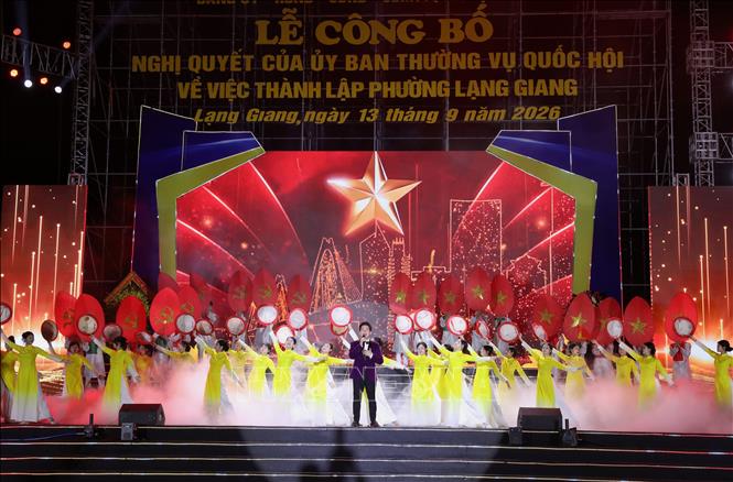 Tiết mục văn nghệ chào mừng. Ảnh: Danh Lam - TTXVN