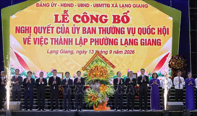 Đại diện lãnh đạo tỉnh Bắc Ninh tặng hoa chúc mừng. Ảnh: Danh Lam - TTXVN