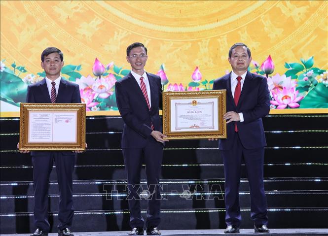 Trao bằng khen của Chủ tịch tỉnh Bắc Ninh cho tập thể, cá nhân đạt thành tích. Ảnh: Danh Lam - TTXVN