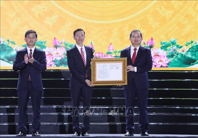 Trao Quyết định công nhận đô thị Lạng Giang là đô thị loại 3. Ảnh: Danh Lam - TTXVN