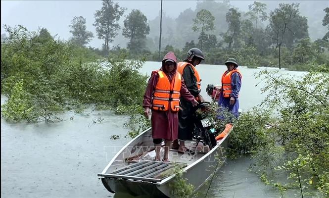 Chính quyền xã Kim Phú bố trí phương tiện vận chuyển người dân vùng cô lập trên địa bàn. Ảnh: Tá Chuyên - TTXVN