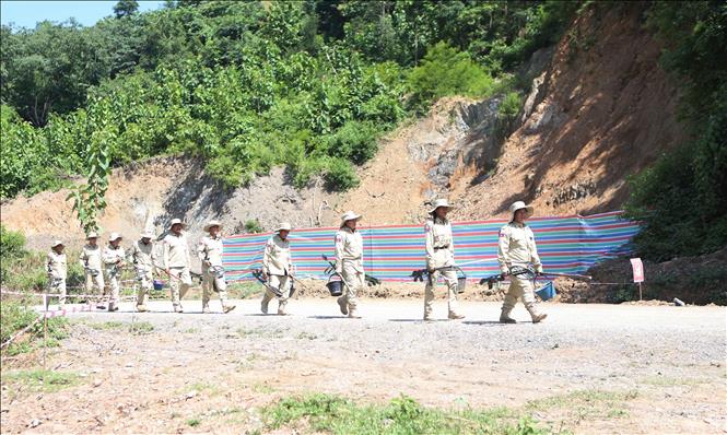 Hình ảnh Đội rà phá bom mìn trên địa bàn tỉnh Luang Prabang. Ảnh: Xuân Tú - PV TTXVN tại Lào