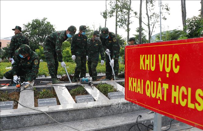 Các đội lấy mẫu đã hoàn thành nhiệm vụ lấy mẫu tại 10 nghĩa trang liệt sĩ trên địa bàn tỉnh. Ảnh: Hồng Thái - TTXVN