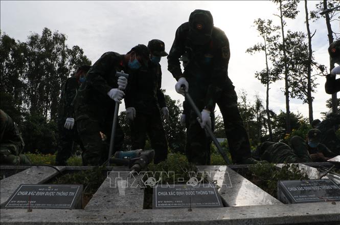 Các đội lấy mẫu đã hoàn thành nhiệm vụ lấy mẫu tại 10 nghĩa trang liệt sĩ trên địa bàn tỉnh. Ảnh: Hồng Thái - TTXVN