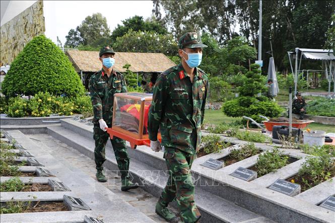 Lực lượng chuyên trách thực hiện lấy mẫu hài cốt liệt sĩ tại Nghĩa trang liệt sĩ tỉnh (phường Mỹ Trà). Ảnh: Hồng Thái - TTXVN