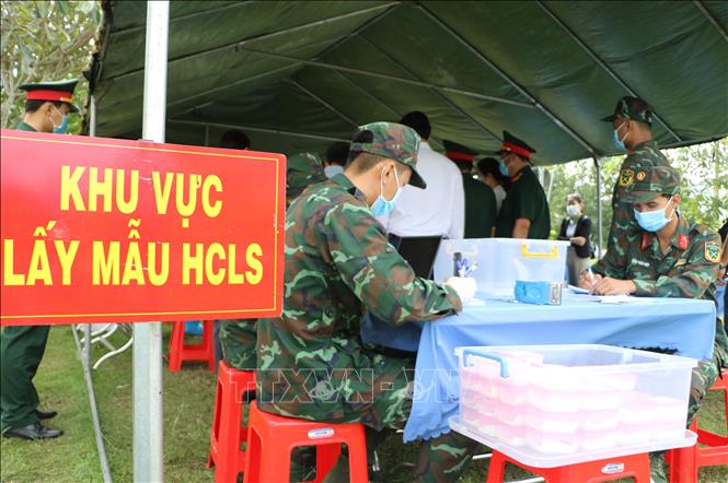 Lực lượng chuyên trách thực hiện lấy mẫu hài cốt liệt sĩ tại Nghĩa trang liệt sĩ tỉnh (phường Mỹ Trà). Ảnh: Hồng Thái - TTXVN