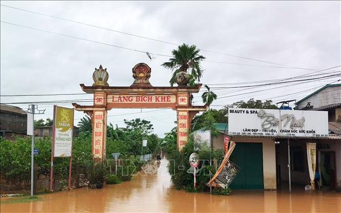 Nhiều khu dân cư tại xã Ái Tử (Quảng Trị) bị ngập lụt do mưa lớn. Ảnh: Tường Vi - TTXVN