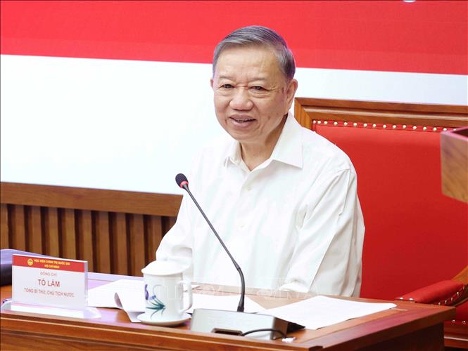 Tổng Bí thư, Chủ tịch nước Tô Lâm trao đổi và truyền đạt Chuyên đề. Ảnh: Thống Nhất – TTXVN