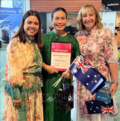 Nghệ sĩ Minh Hà nhận giải thưởng văn hóa và nghệ thuật tại Australia. Ảnh: Lê Đạt - PV TTXVN tại Australia