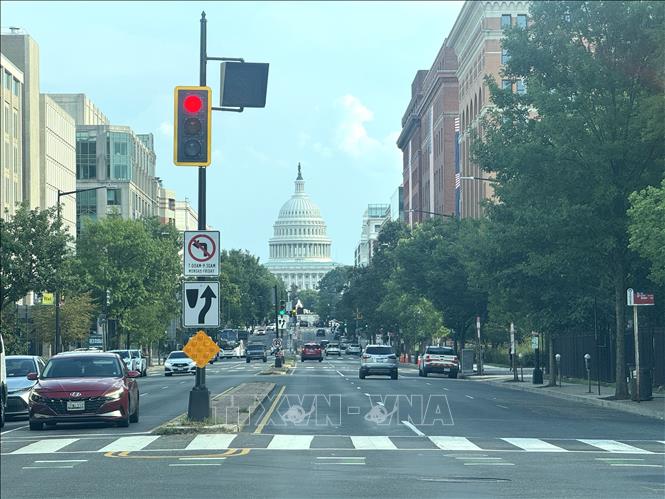 Mái vòm Điện Capitol hiện lên ở cuối một tuyến phố trung tâm Washington D.C, giữa khung cảnh giao thông đô thị và các tòa nhà văn phòng. Ảnh: Đoàn Hùng - PV TTXVN tại Mỹ