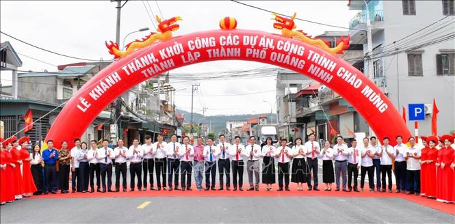 Các đại biểu thực hiện nghi lễ khởi công, khánh thành các dự án, công trình. Ảnh: TTXVN phát