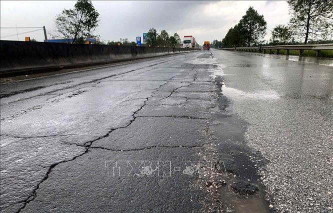 Đường quốc lộ 1A đoạn qua xã Việt Xuyên Hư hỏng nặng. Ảnh: Công Tường - TTXVN