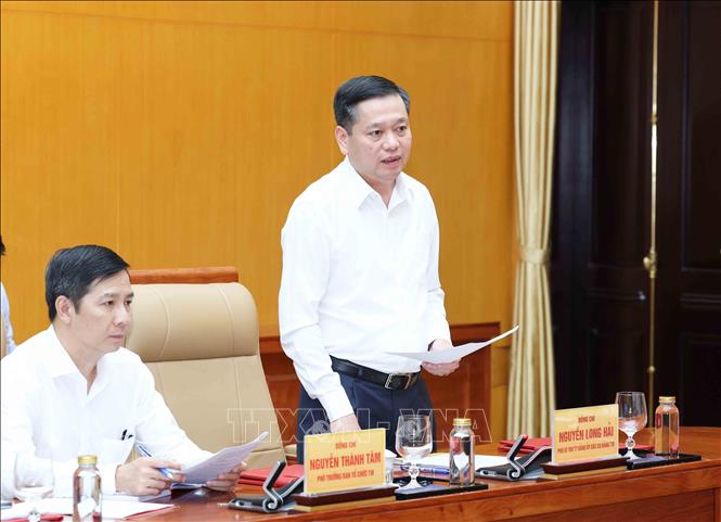 Đồng chí Nguyễn Long Hải, Uỷ viên Trung ương Đảng, Phó Bí thư Thường trực Đảng uỷ các cơ quan Đảng Trung ương, Phó Trưởng Đoàn Kiểm tra, giám sát số 221 trình bày dự thảo Báo cáo. Ảnh: Phương Hoa - TTXVN