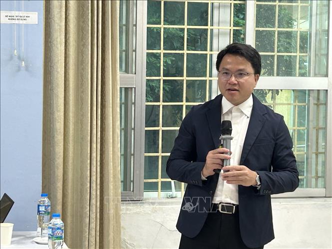 TS. Phan Đức Anh, Trung tâm Đổi mới sáng tạo và Công nghệ Vật liệu, Trường Đại học VinUni, trình bày bài giảng “Kỷ nguyên mới trong khám phá vật liệu: AI, Vật lý và Mô phỏng. Ảnh: Diệu Thúy - TTXVN