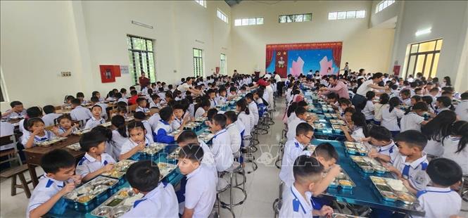 Bữa ăn bán trú của học sinh Trường Tiểu học Quỳnh Tam trưa 14/9. Ảnh: TTXVN phát