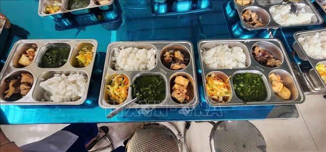 Bữa ăn bán trú của học sinh Trường Tiểu học Quỳnh Tam trưa 14/9. Ảnh: TTXVN phát